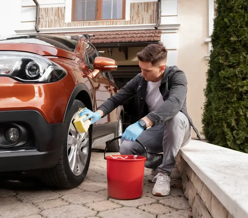 Lavage auto à domicile Villeperrot : professionnel intervenant sur un véhicule